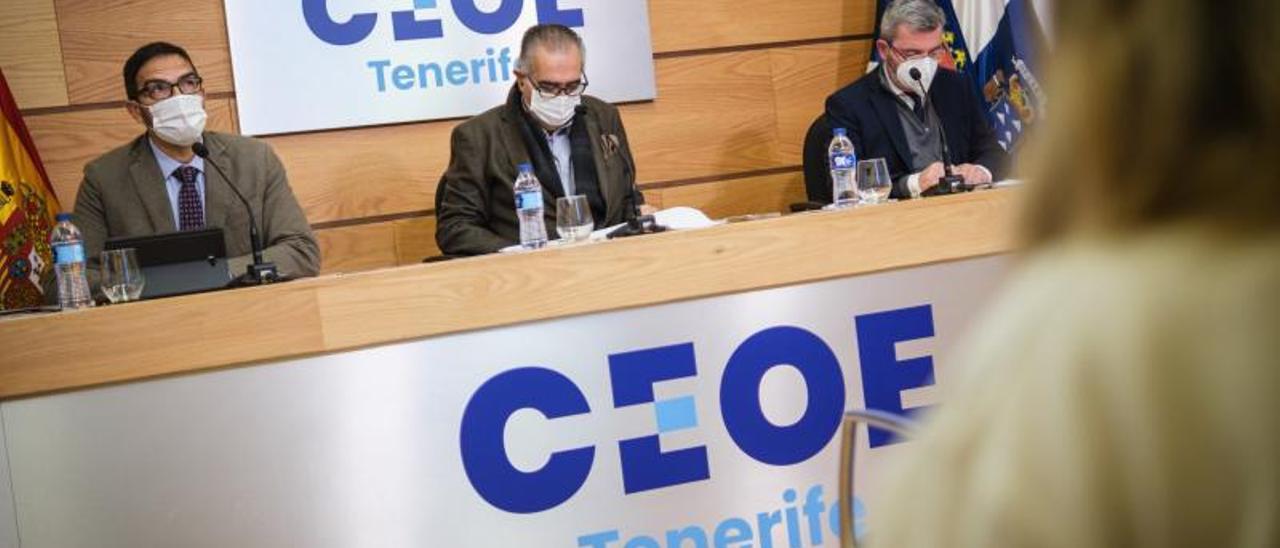 José Miguel González, José Carlos Francisco y Eduardo Bezares, ayer durante la presentación del ‘Informe de coyuntura’ del cuarto trimestre de 2021. | | ANDRÉS GUTIÉRREZ