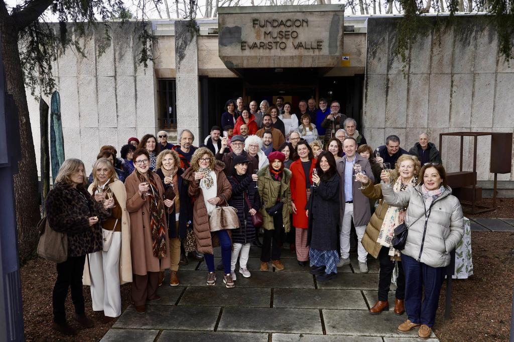 VÍDEO: Una exposición en Gijón de más de 40 artistas para honrar la memoria de Evaristo Valle: "Es un encuentro muy especial"