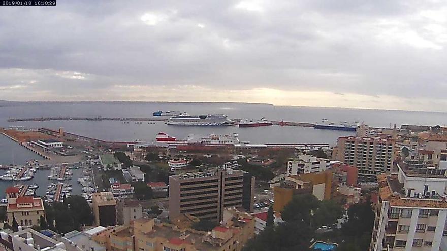 Bewölkter Blick auf Palmas Kreuzfahrthafen am Freitag (18.1.).