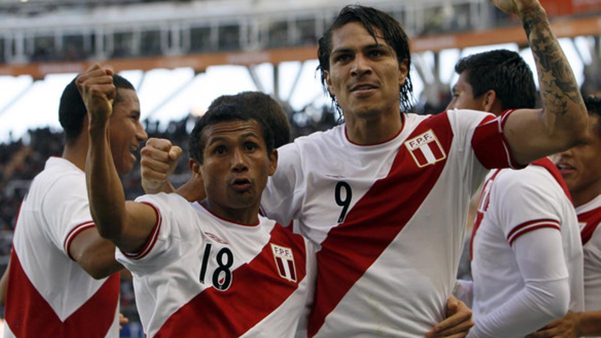 Chiroque (izquierda) y Guerrero celebran la victoria de la selección de Perú, este sábado, en La Plata.