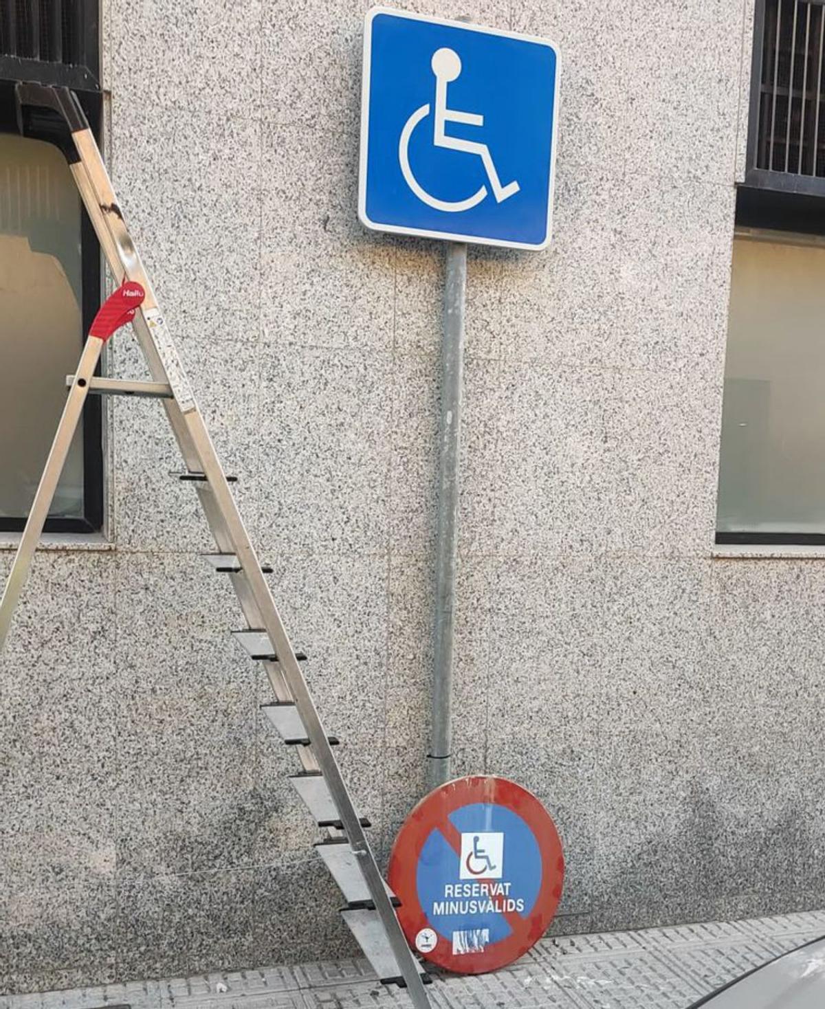 Vila cambia dos señales con la palabra «minusválidos»