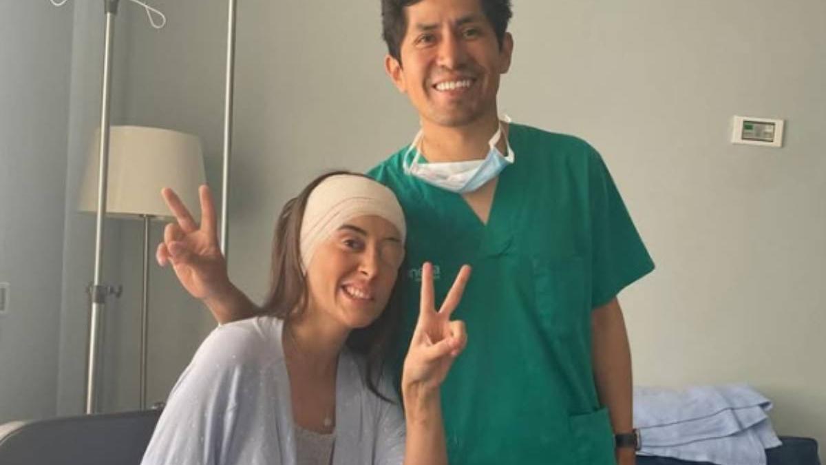 La influencer Macarena Puchado después de ser intervenida, posa con el doctor que le salvó la vida