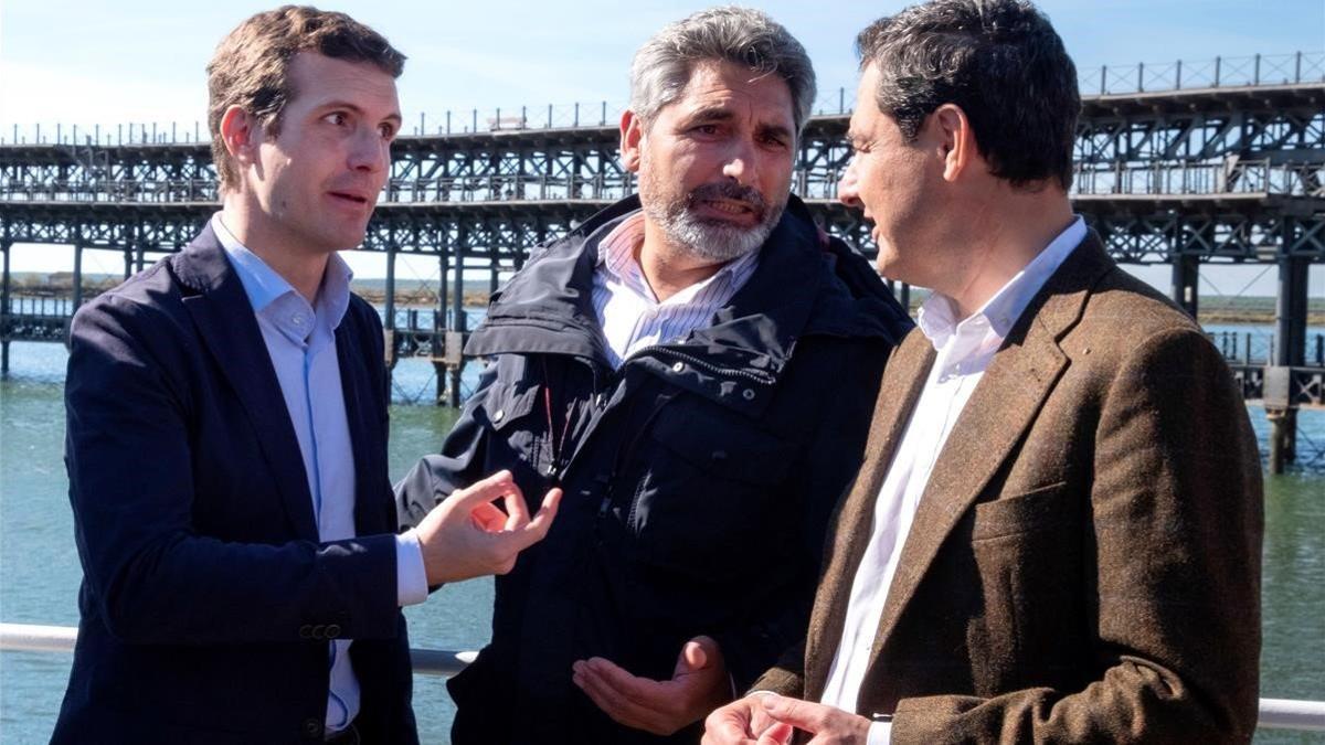 Pablo Casado, junto a Juan José Cortés (centro) y el candidato del PP andaluz, Juan Manuel Moreno.