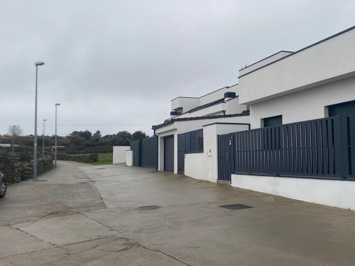 Calle con viviendas habitadas a la que todavía no han puesto nombre en Oliva de Plasencia.