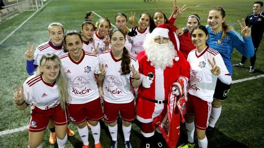 Las jugadores del Gijón Femenino, junto a Papá Noel, antes de entrenar ayer en Roces.