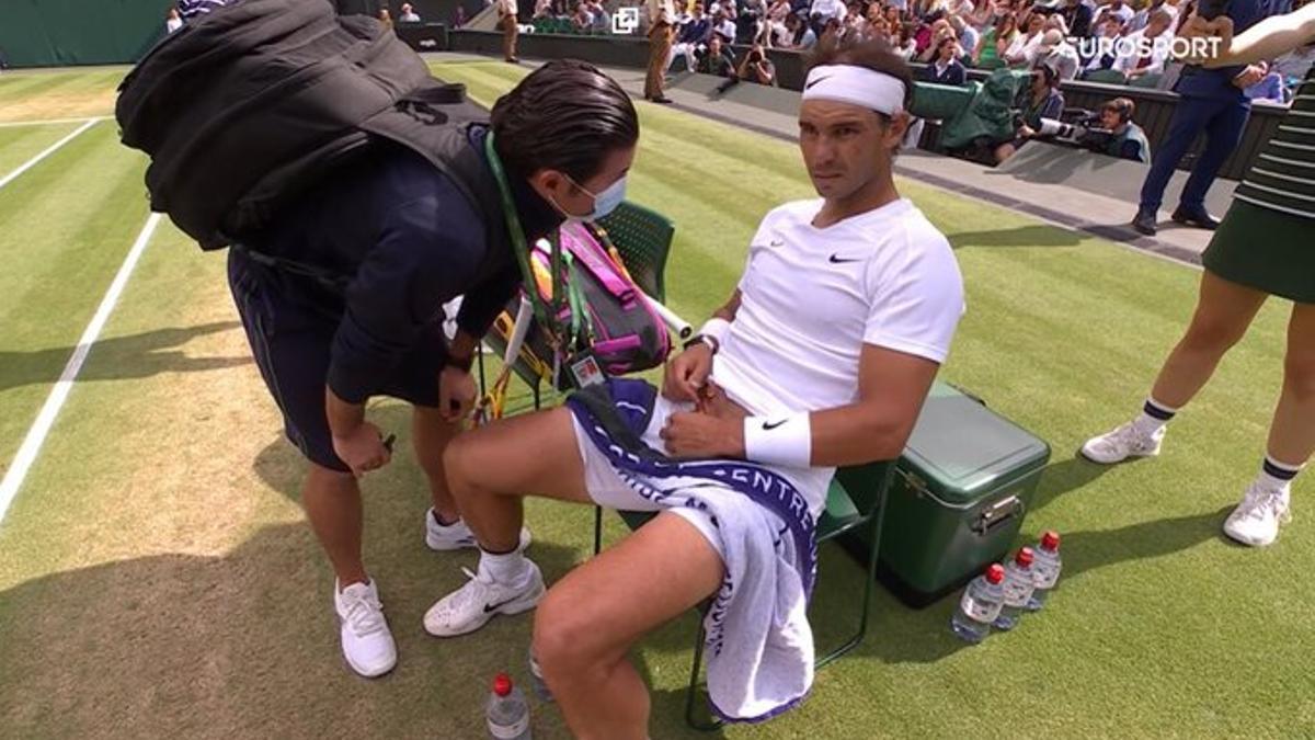 Nadal es atendido en la pista.