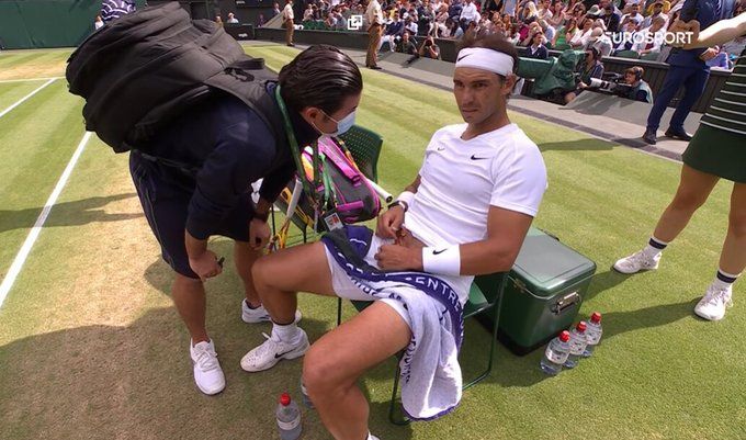 Nadal es atendido en la pista.