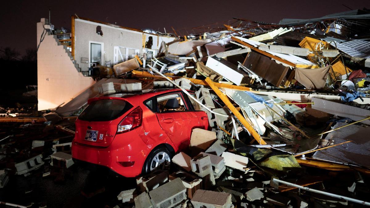 Un coche queda sepultado bajo los escombros en Main Street tras el paso de un tornado por Hendersonville, Tennessee.