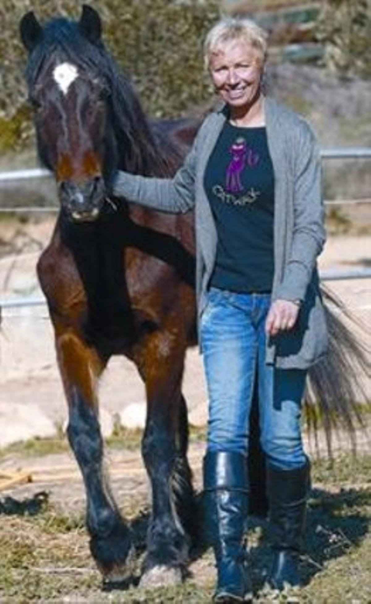 Sarah Lark, al refugi per a cavalls on viu,a Almeria.