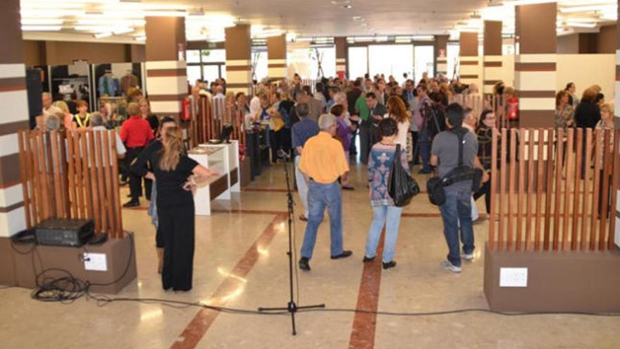 Acto de inauguración, ayer, de la nueva galería comercial de Gáldar. | f. m. s.