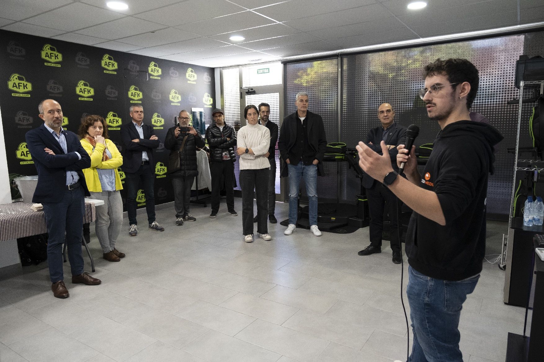 L'alcalde de Manresa i el de Sant Joan recorren la capital del Bages amb un cotxe de Fórmula 1 virtual