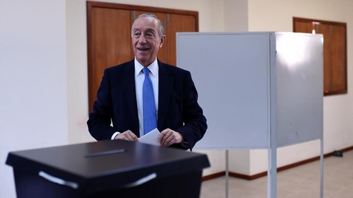 Marcelo Rebelo de Sousa sonríe antes de emitir su voto.