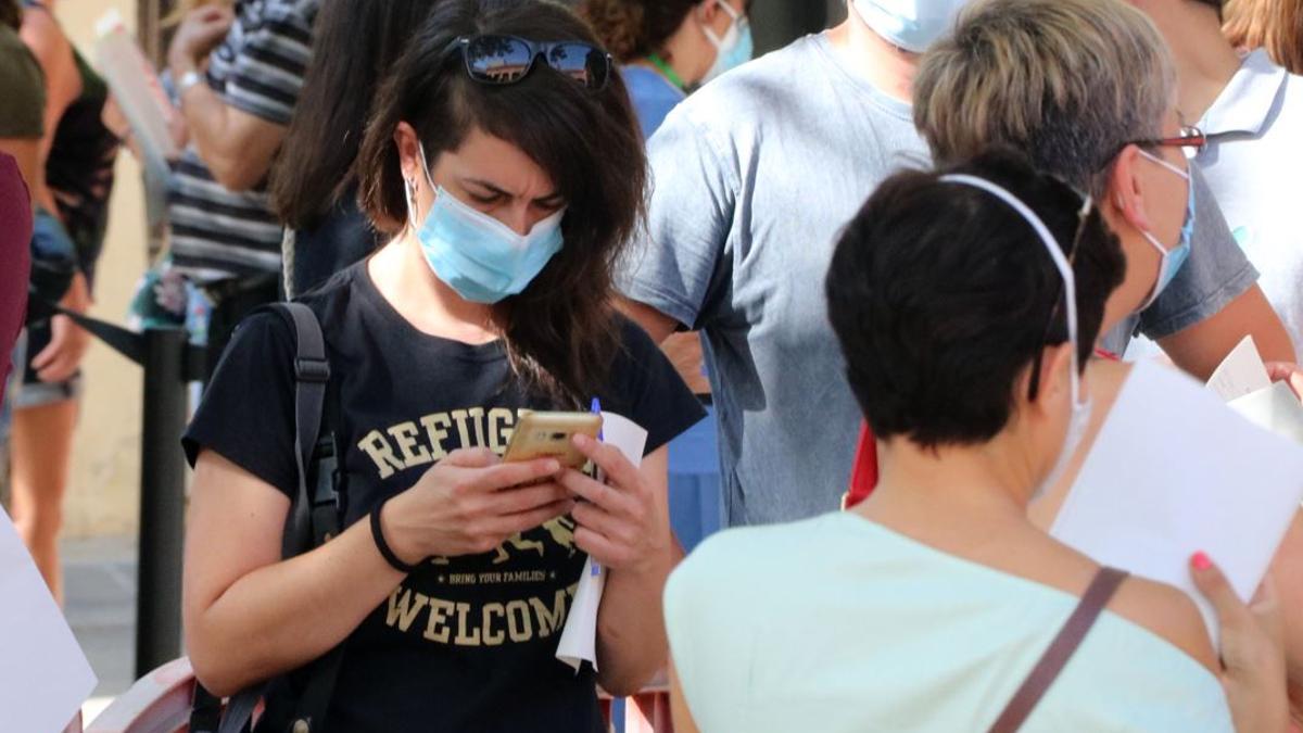 Pla obert de nombrosos ciutadans fent cua amb mascareta per accedir a fer-se una prova PCR a Vilafranca del Penedès, el 10 d'agost del 2020