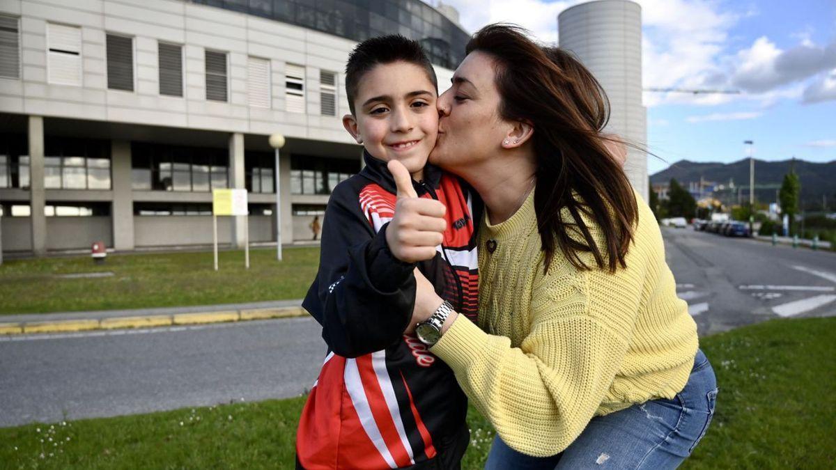 Esther con su hijo Izan, delante del hospital Montecelo para vacunarse contra el covid.