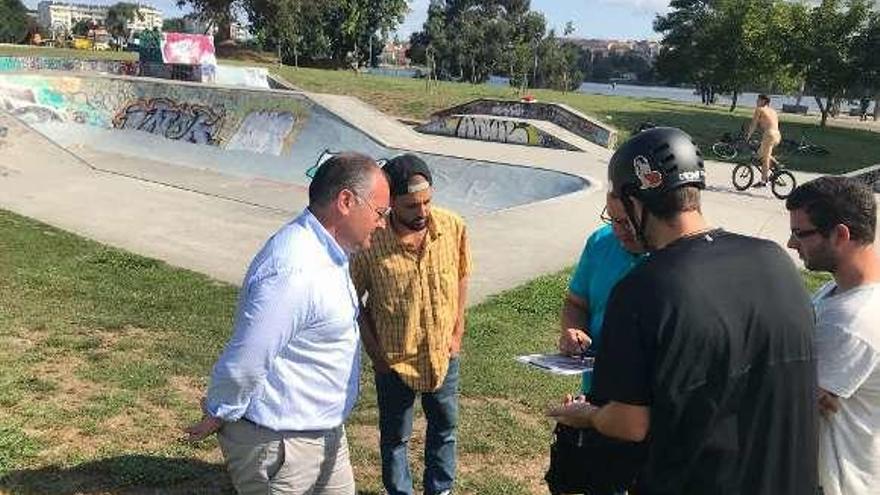 Rioboo conversa con &#039;skaters&#039;, en el parque de la laguna de Fonteculler.