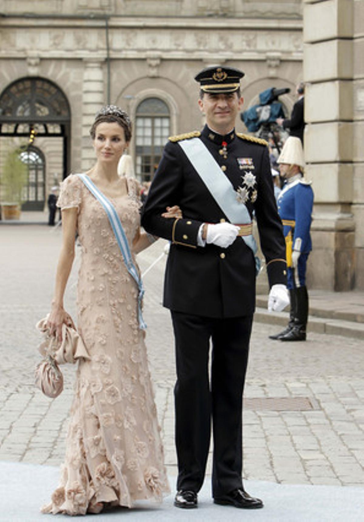 Els Prínceps d’Astúries, a l’arribar al casament de la princesa hereva Victòria de Suècia i el seu promès, Daniel Westling. Per a la cita la princesa va portar un vestir color ’nude’ de Felipe Varela.
