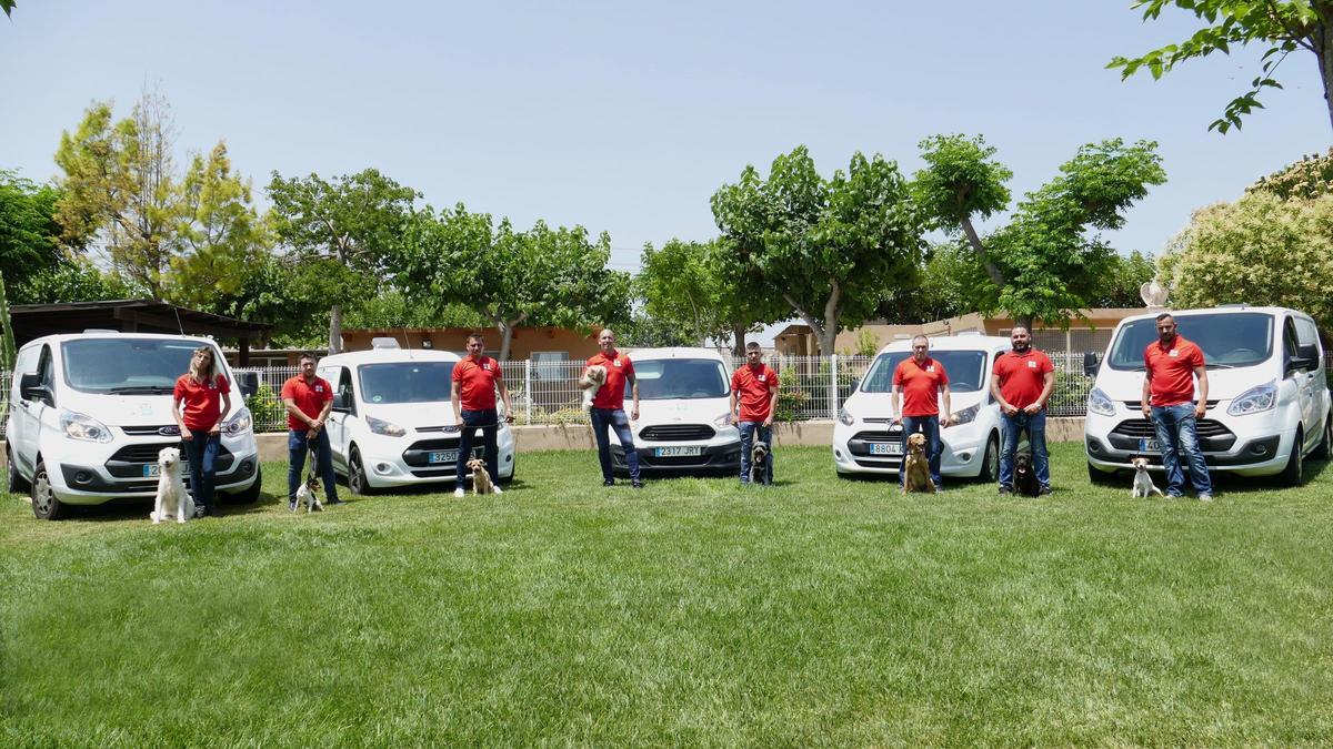 Algunos de los profesionales que forman parte de Serproanimal, en sus instalaciones de Vinaròs.