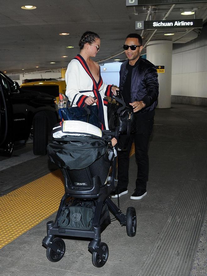 Chrissy Teigen y John Legend, en el aeropuerto con su hija