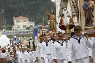 Así es la procesión marinera mayor de España: San Juan de la Arena acoge el acto central de sus fiestas
