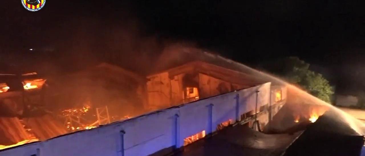 Incendio en una fábrica de Vallada