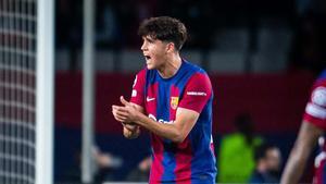 Pau Cubarsí pidió a la grada que no dejase de animar al Barça ante el PSG