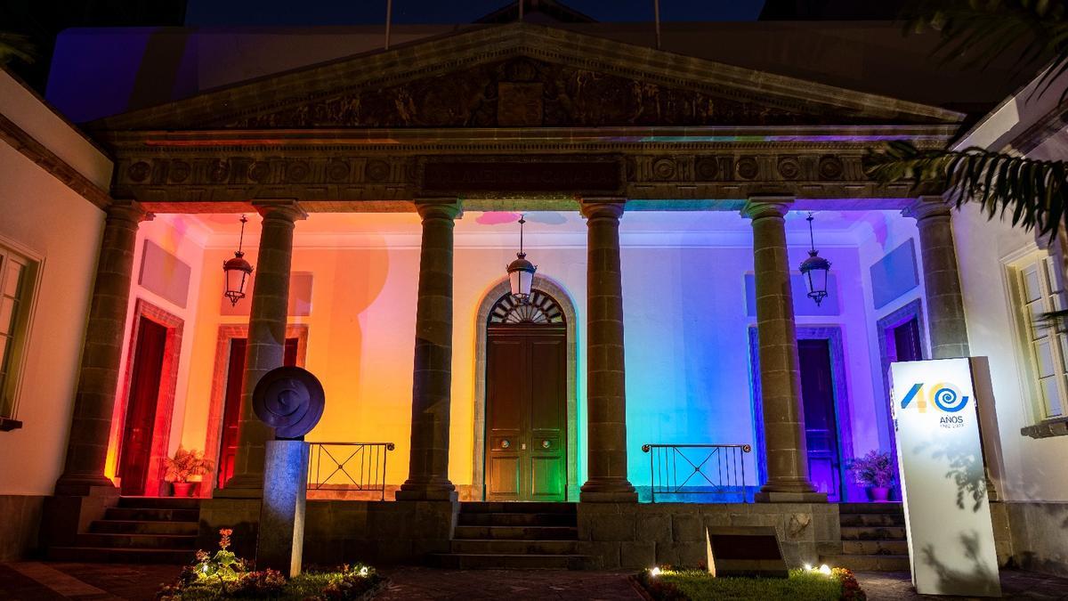 El Parlamento de Canarias se ilumina con los colores del arcoíris por el Día del Orgullo LGTBI
