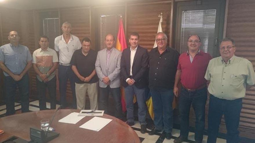 Clavijo y Pérez, en el centro, junto a los representantes de los clubes.