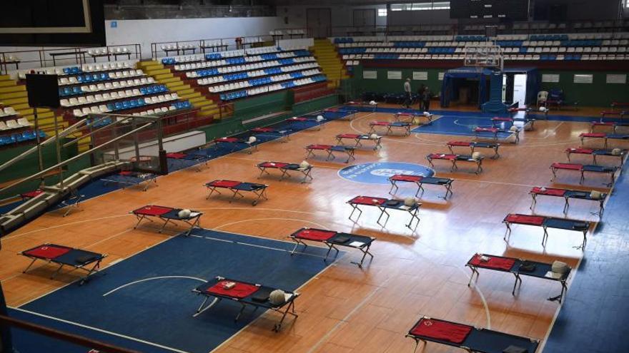 Instalación en el pabellón de los Deportes para albergar a personas sin hogar en el confinamiento.   | // V.E.