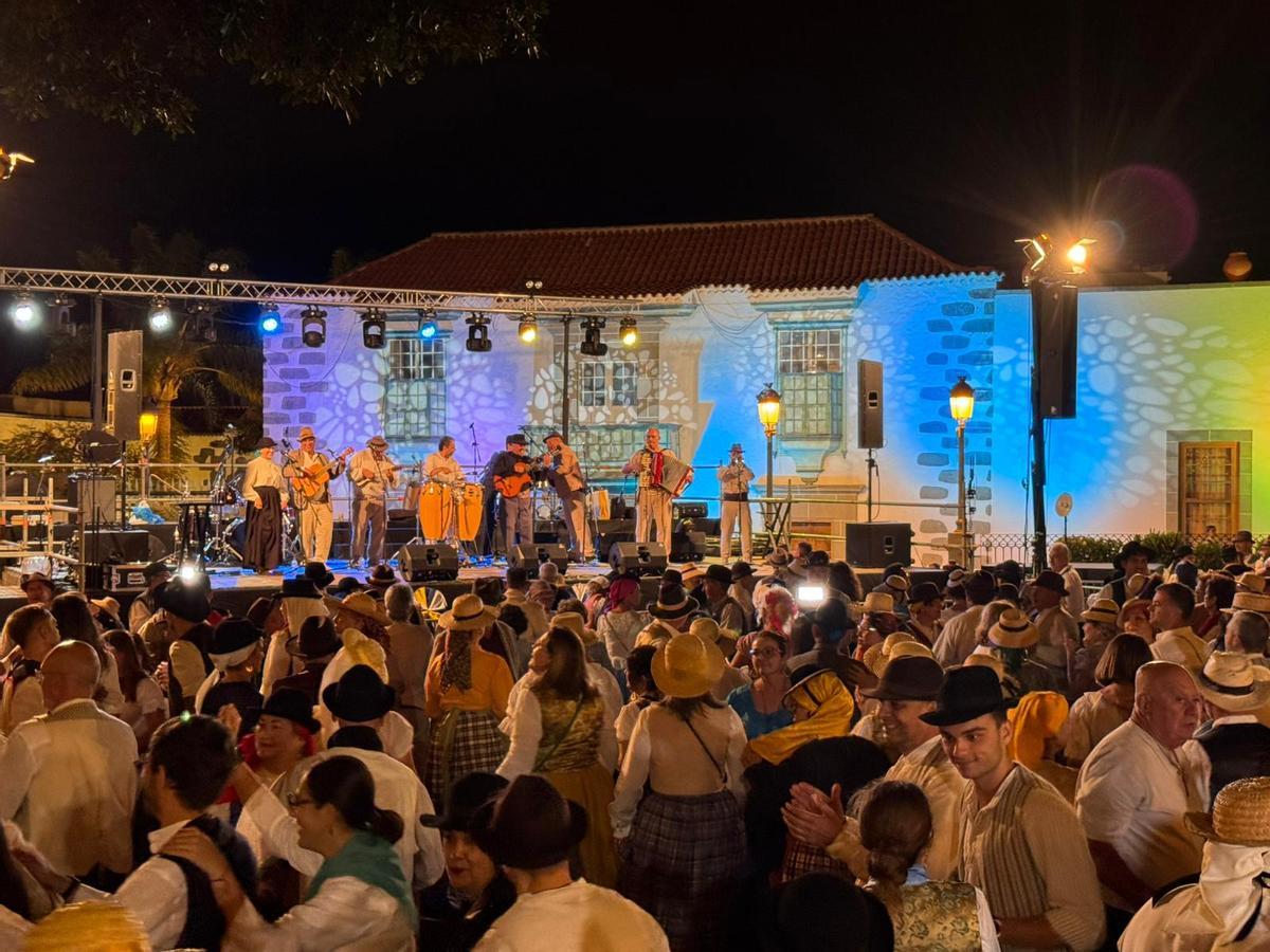 Tenderete en la plaza de San Juan de Telde por el Día de Canarias