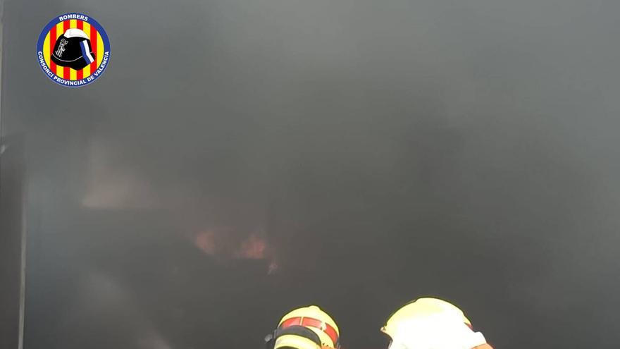Extingeixen un greu incendi en una nau de productes apícoles de Salem