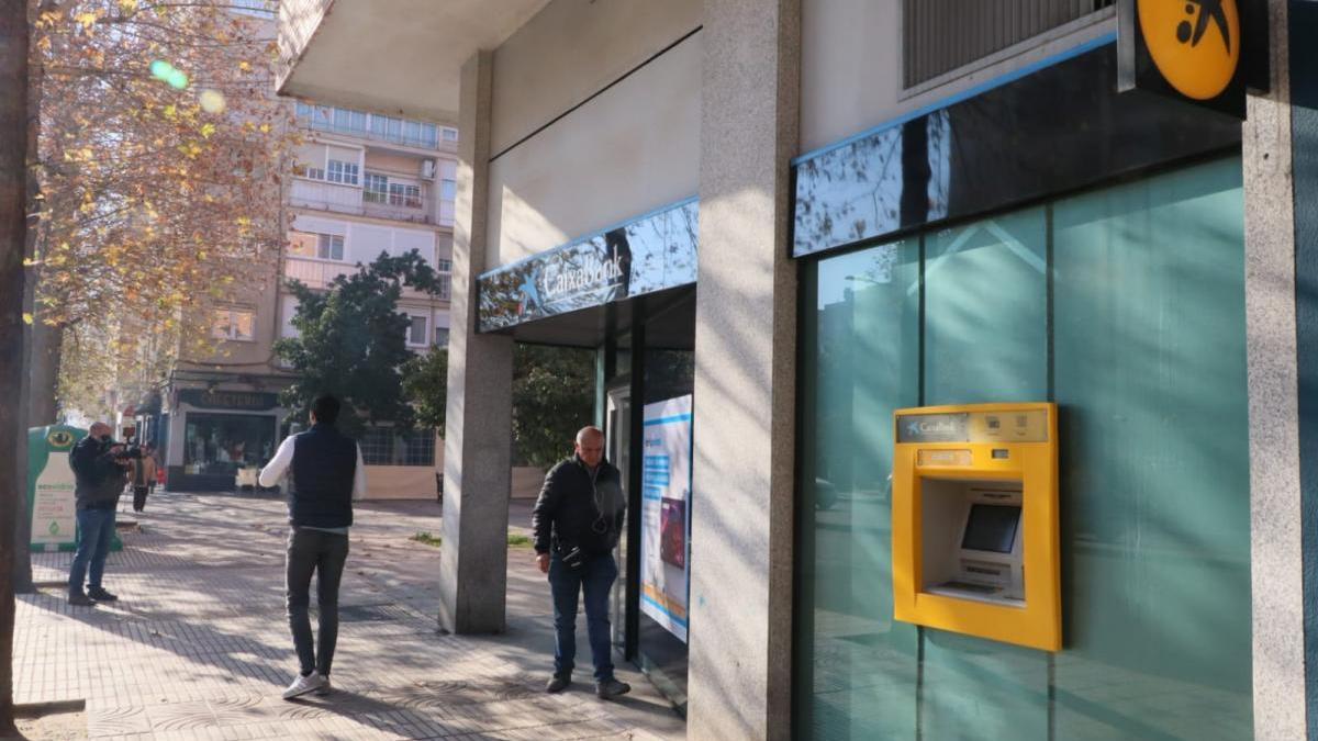 Atraca una sucursal bancaria en Badajoz vestido de Guardia Civil con tricornio