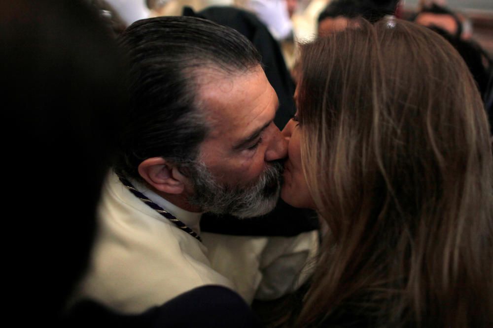 Banderas kisses his girlfriend Kimpel inside a ...