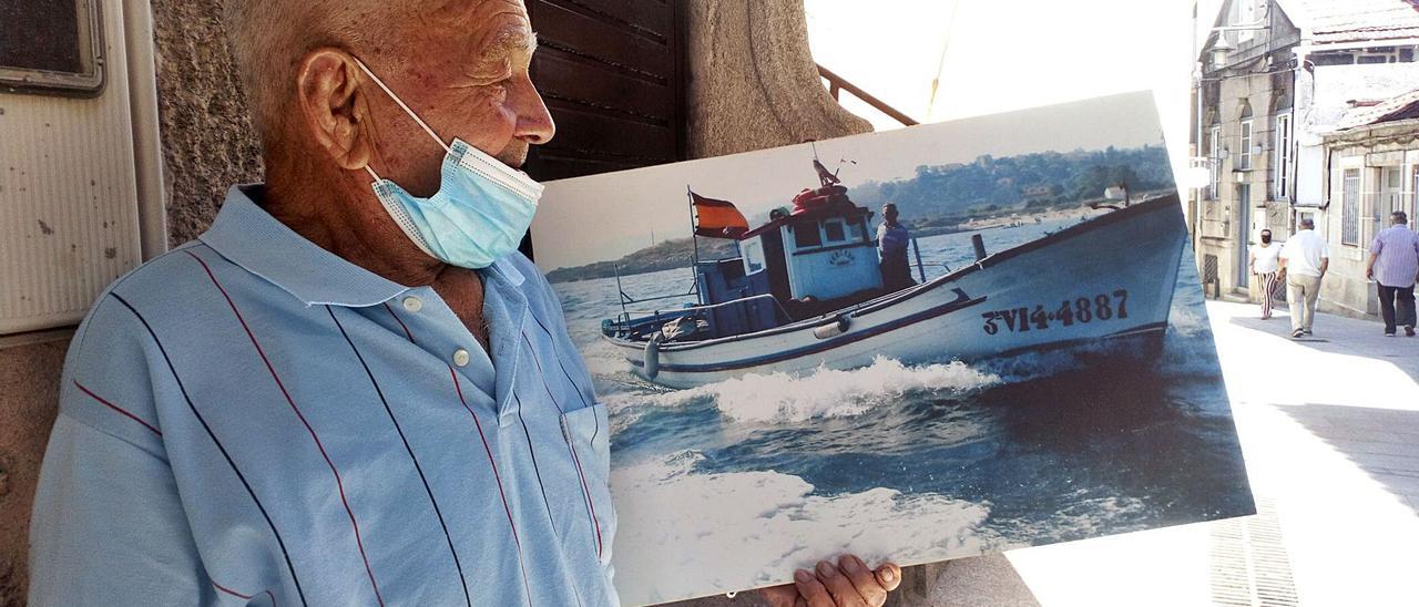 El marinero de Cangas, en una foto del álbum familiar, trabajando al percebe en las islas Cíes.   | // FDV