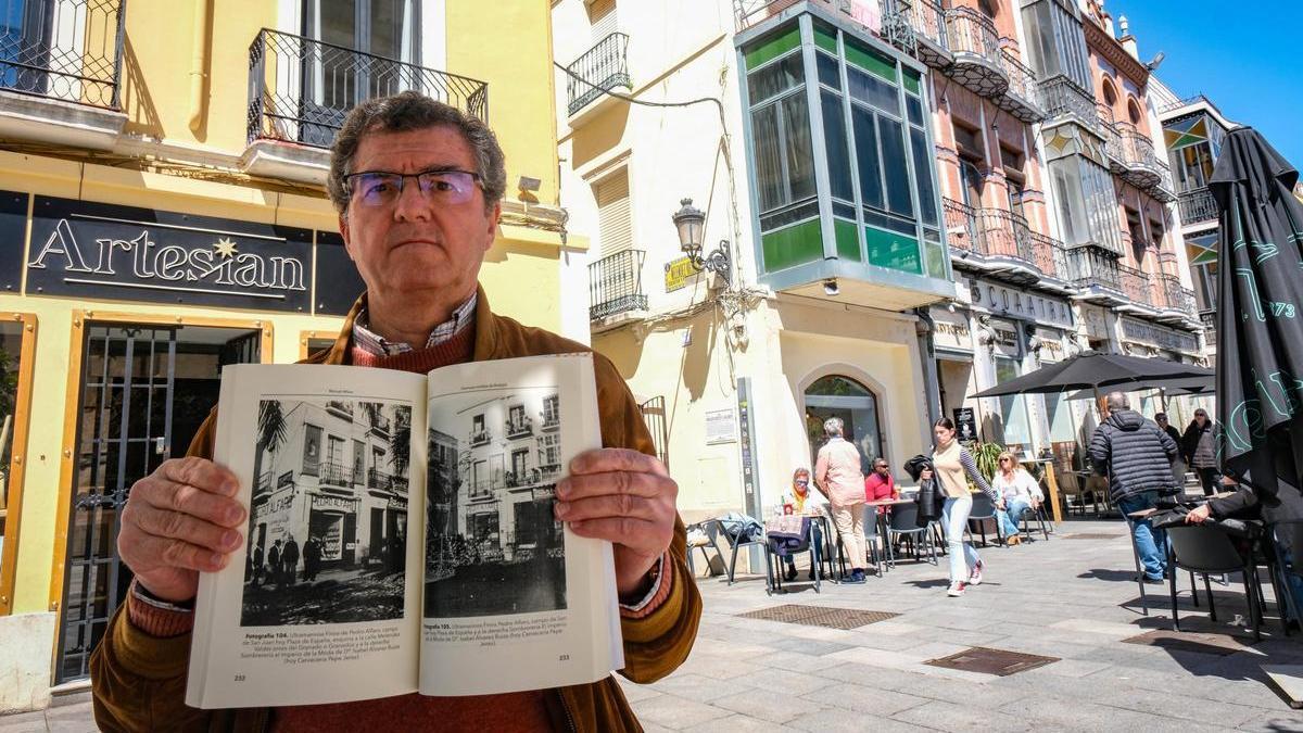 Manuel Alfaro con un ejemplar de uno de sus libros.