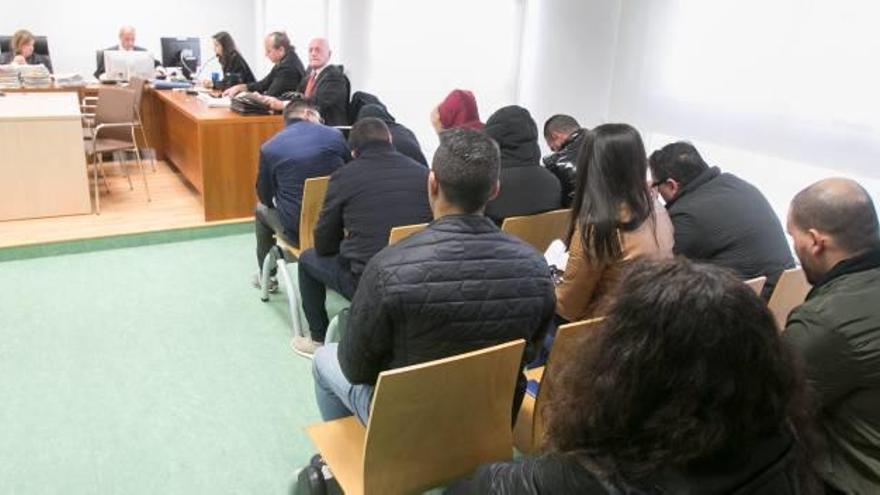 Los diez acusados de formar parte de la banda de «El Califa», ayer sentados en el banquillo de la Audiencia.