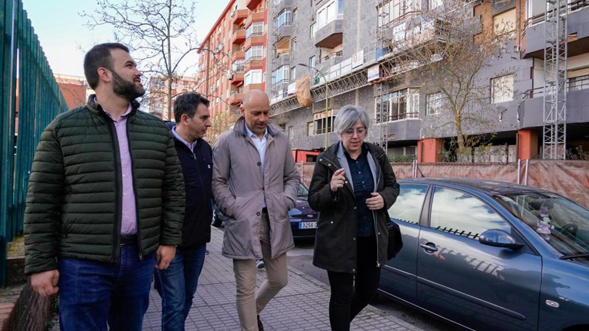 Visita de Salaya y la consejera Iglesias al residencial Juan XXIII.