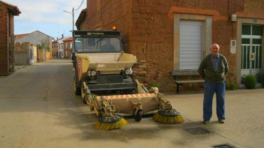 Un vecino posa junto a una máquina limpiadora en Villaferrueña.