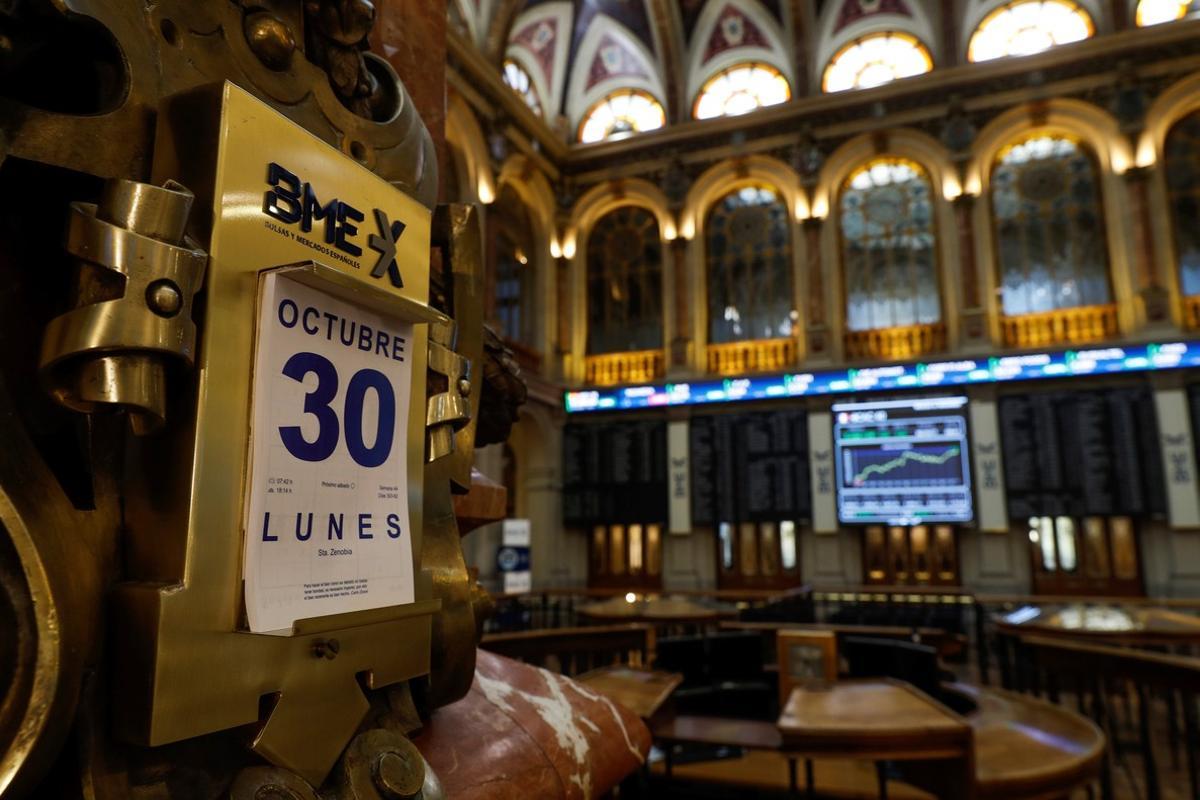 GRAF2779 MADRID 30/10/2017.-El IBEX 35, principal indicador de la Bolsa española, se revaloriza un 1,22 % tras la apertura gracias al empuje de la banca, sobre todo de CaixaBank y Sabadell, que lideran las ganancias del selectivo. Pasados los primeros minutos de cotización, el índice se sitúa en los 10.321,4 puntos después de sumar 124,1 unidades (ese 1,21 %), con lo que en el acumulado anual consigue unas ganancias del 10,37 %. La semana comienza con una rebaja de la tensión en Cataluña después de la aplicación del artículo 155 y la convocatoria de elecciones para diciembre. EFE/Emilio Naranjo