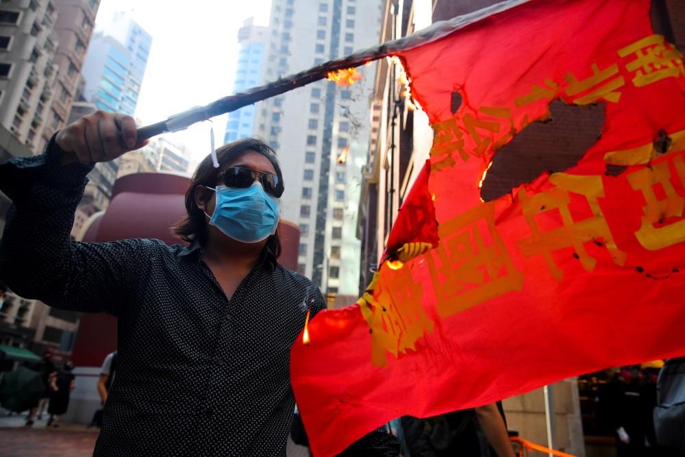 Hong Kong vive una de sus jornadas más violentas en el 70 aniversario de la República Popular China.