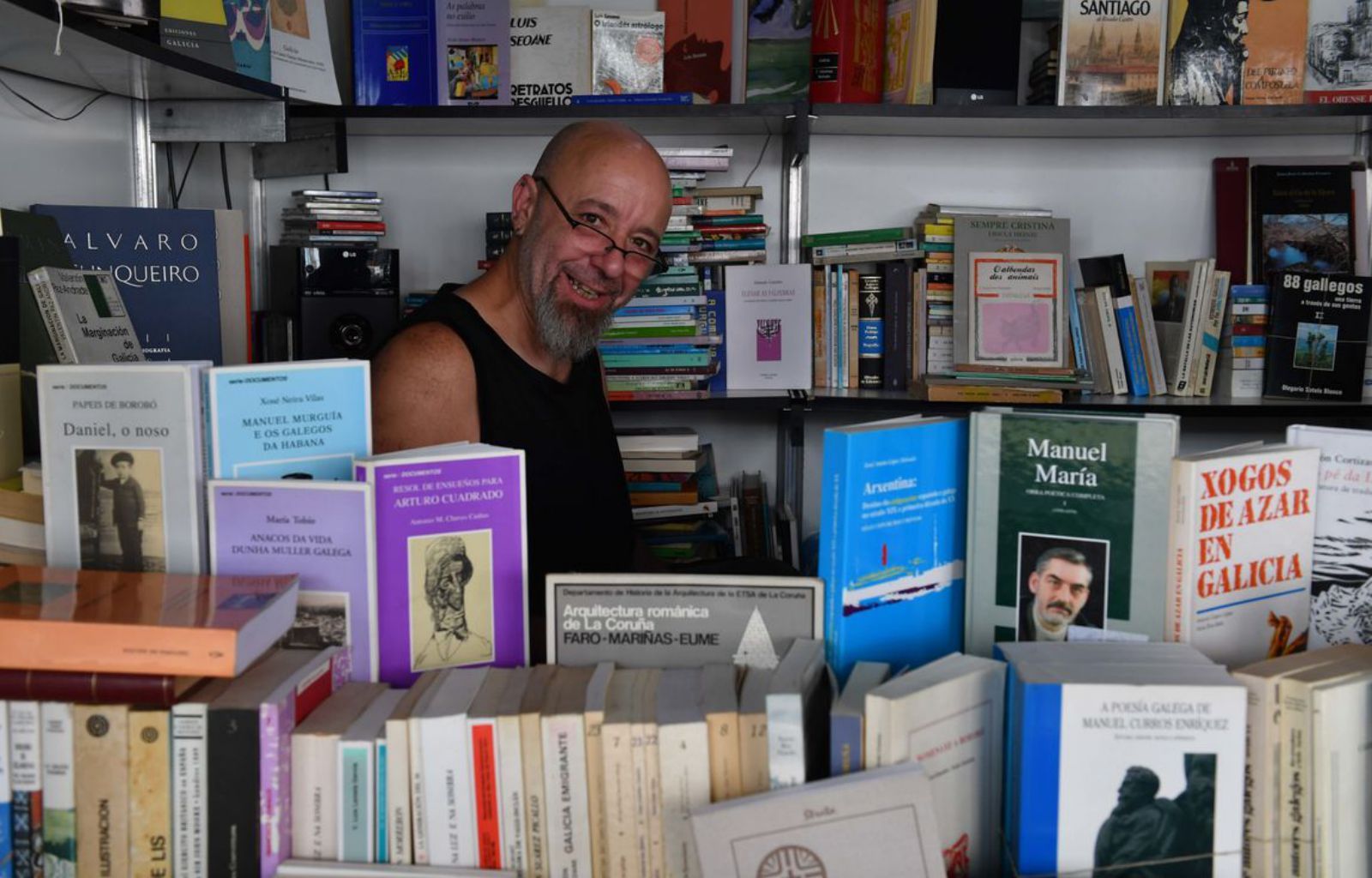 Fran Barcia posa en la Feria del Libro Antiguo.   | // VÍCTOR ECHAVE