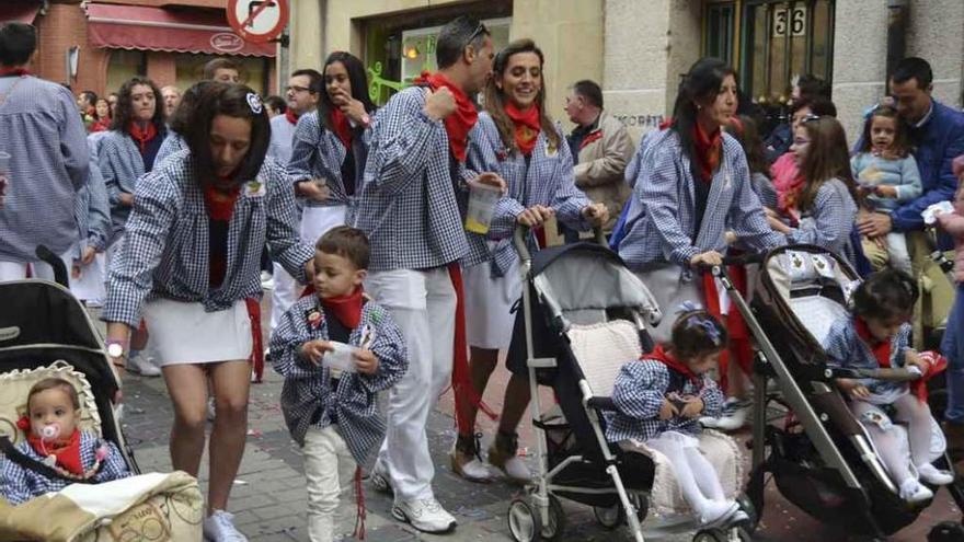 Las nuevas generaciones, ya desde el carricoche, desfilan por las calles.