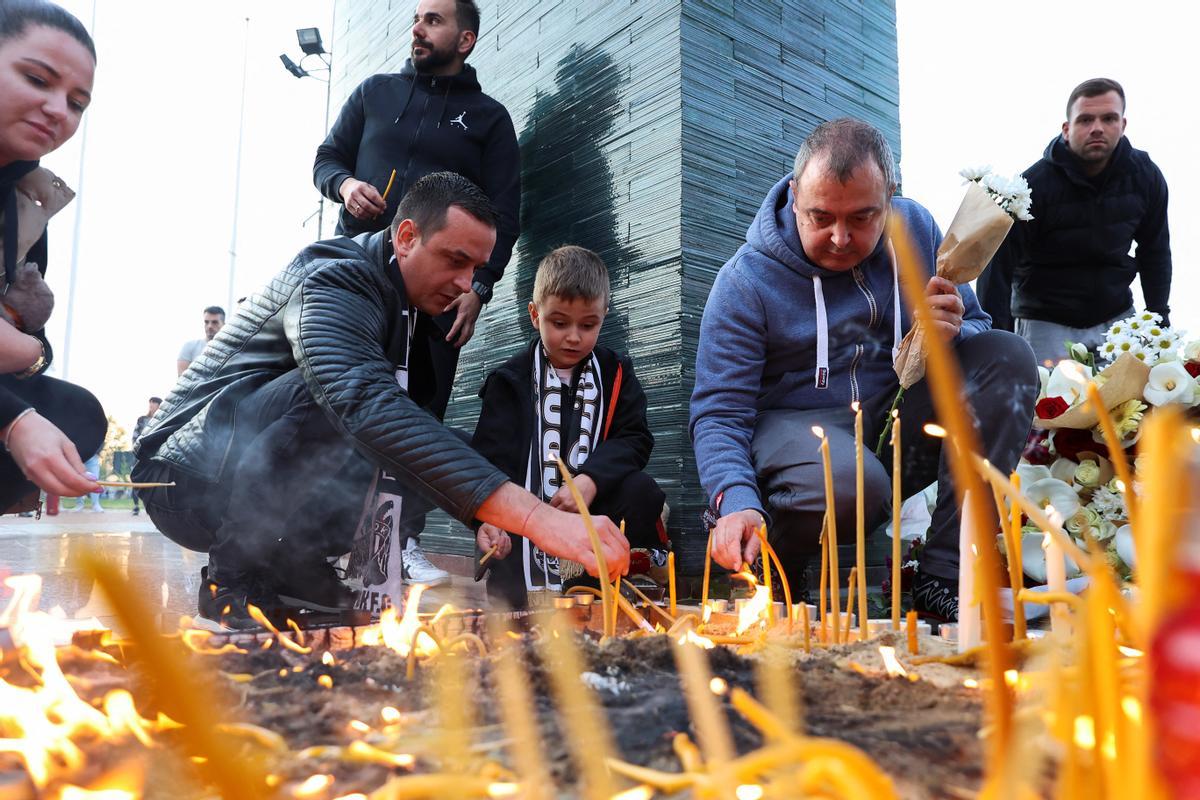 Aficionados de Partizan brindan un homenaje a las víctimas del tiroteo de Belgrado antes del partido.