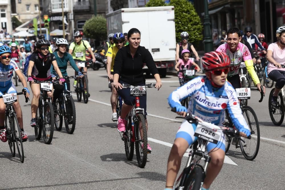 Centenares de vigueses de todas las edades participaron ayer en la marcha ciclista A Pedaliña que recorrió el centro de la ciudad para conmemorar el Día Mundial del Medio Ambiente y a favor de Unicef