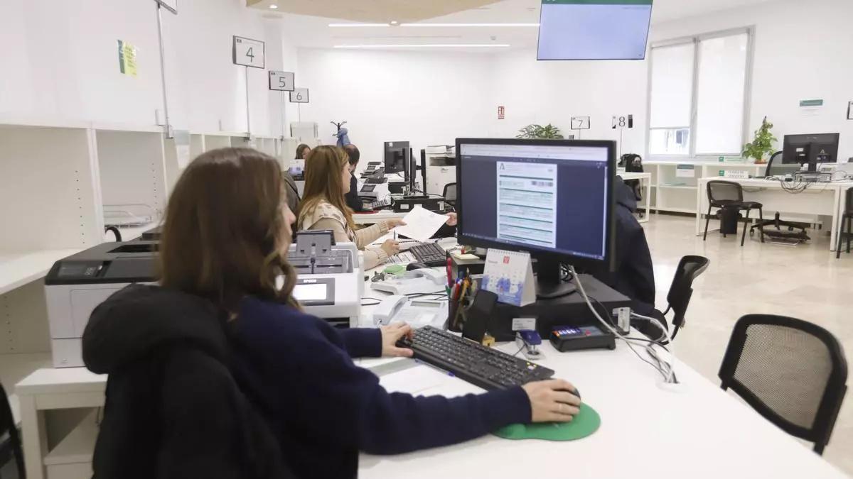 Funcionarios de la Junta de Andalucía en sus puestos de trabajo.