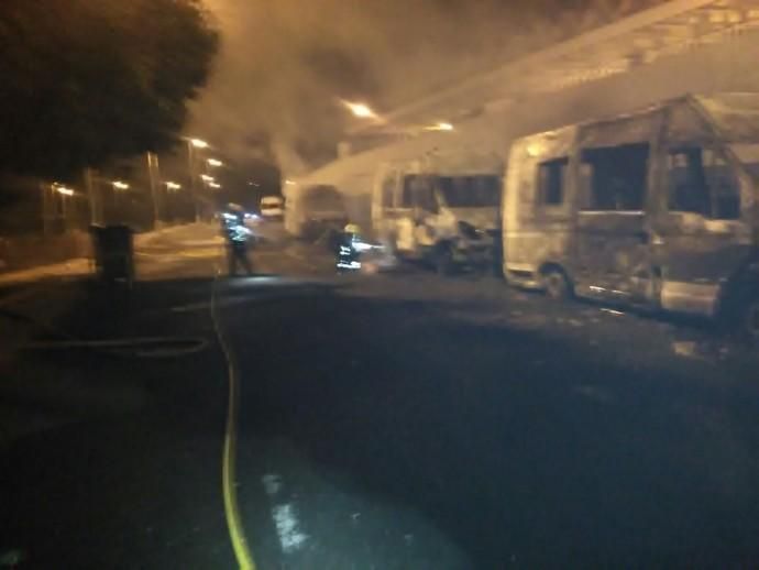 Arden ocho ambulancias en Telde