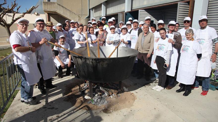 L’arrossada popular rosinca agafa aire fresc i es trasllada  al moll pesquer