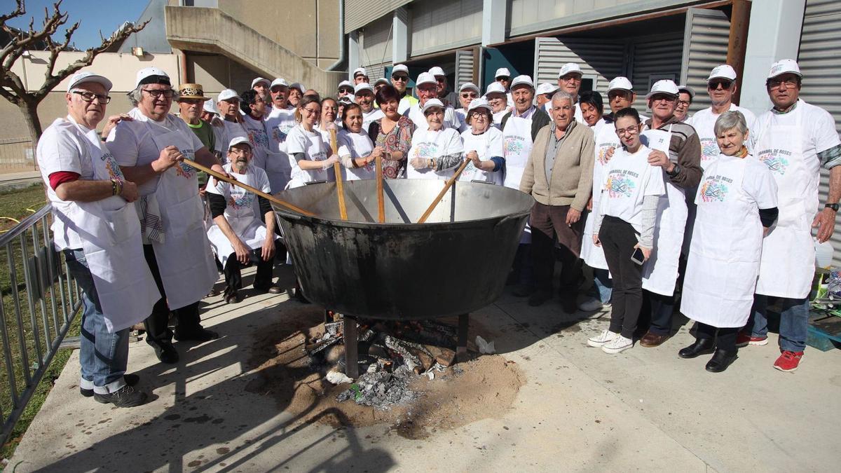 Andreu Rodríguez, el Boque, amb tota la colla d’ajudants i voluntaris al voltant d’una de les quatre peroles on es cuina l’arrossada de Carnaval