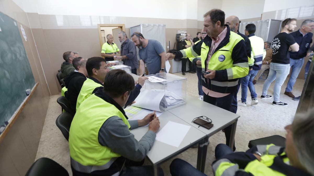 Los trabajadores de la plantilla de Acerinox en Los Barrios (Cádiz) durante la votación.