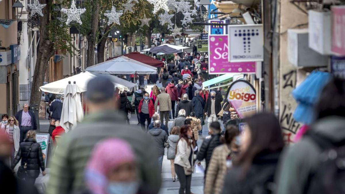 La calle Oms se llenó ayer de gente paseando.