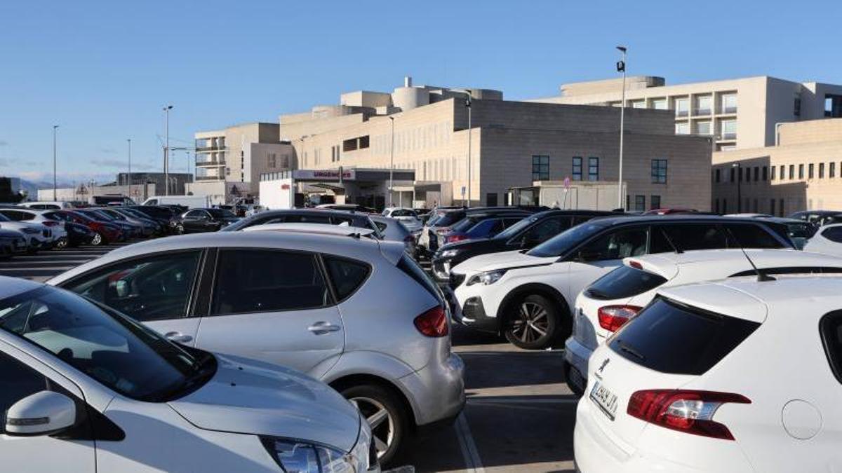 Coches estacionados en el aparcamiento de urgencias de hospital, en una imagen de archivo.